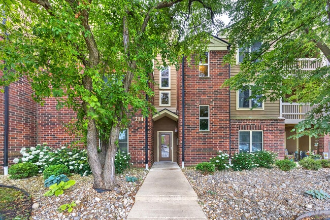 Building Photo - 214 Glengarry Dr Unit 201