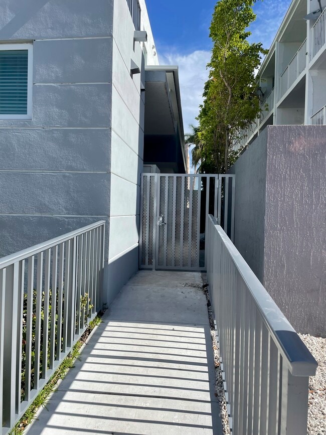 Building Photo - 535 SW 5th St Unit 1