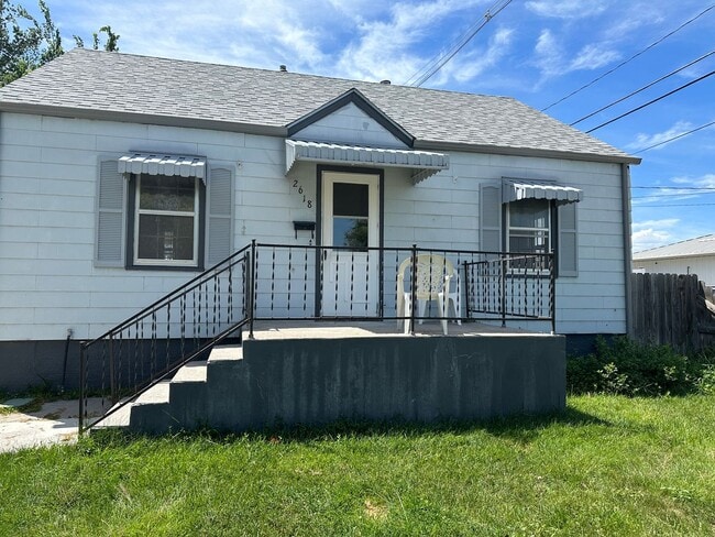 Building Photo - Two bedrooms, One and half bathroom, one c...