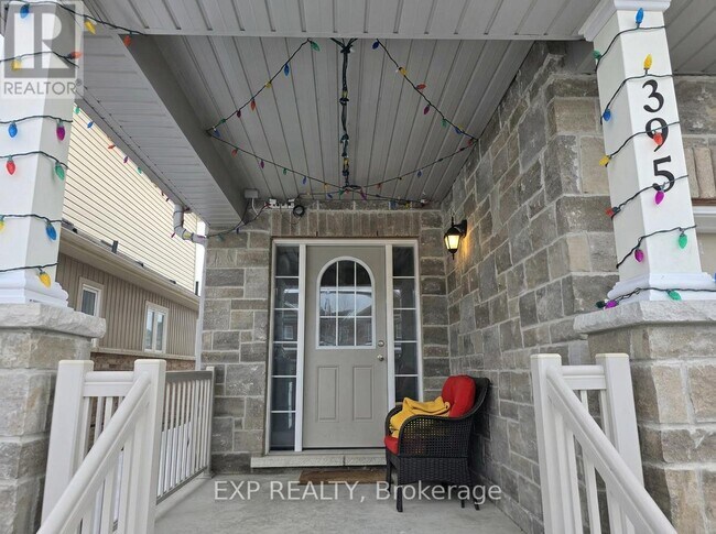 Photo - 395 Krotz St W