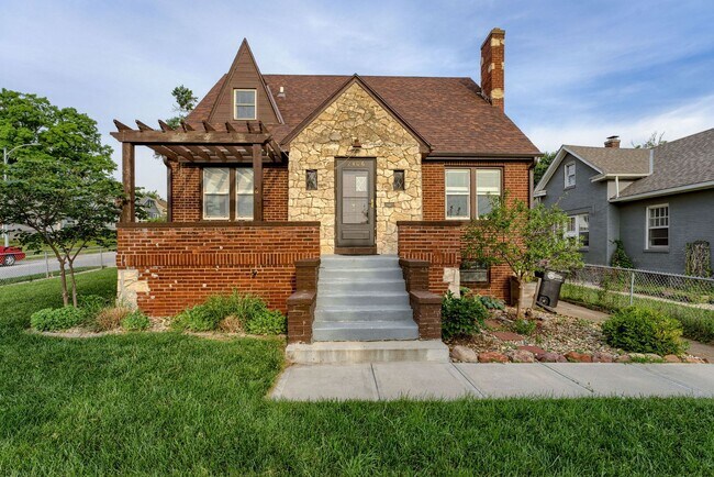 Thoughtfully Designed 3-Bedroom with Uniqu... - Thoughtfully Designed 3-Bedroom with Uniqu... House