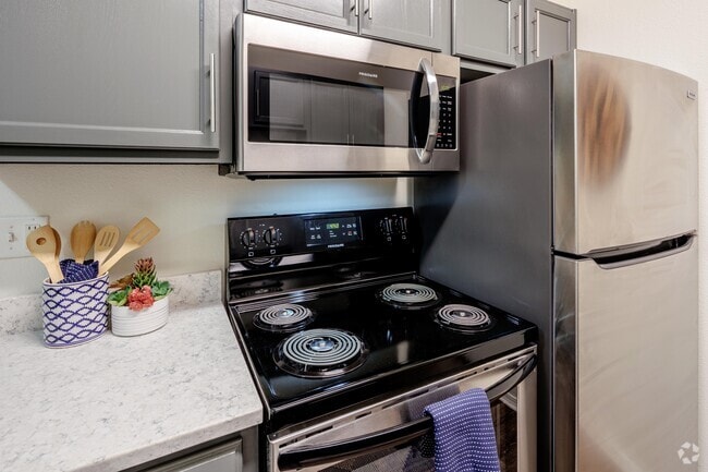 1BR, 1BA - 693SF
