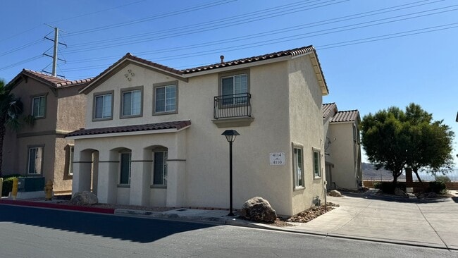 Gated 3 BDRM Master BDRM downstairs - Gated 3 BDRM Master BDRM downstairs Casa