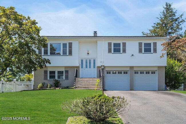 Building Photo - 2421 Homestead Ave