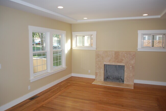 Family Room - 869 Harding Ave