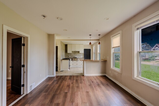 Photo - 908 W Hadley St Unit 908