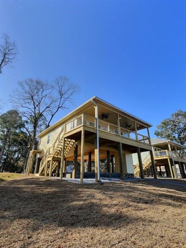 Building Photo - Fully Furnished 2 BD/2 BA Retreat on the B...