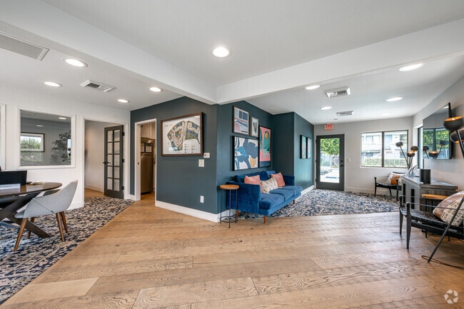 Oficina de arrendamiento - Pacific Pointe Apartments