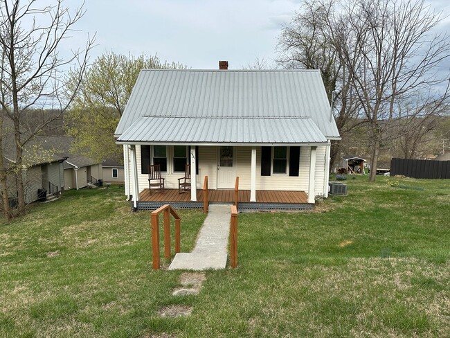 Nice 3 Bedroom, 1 Bathroom Home in Radford! - Nice 3 Bedroom, 1 Bathroom Home in Radford!