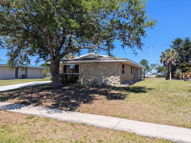 Photo - 5752 Espanola Ave
