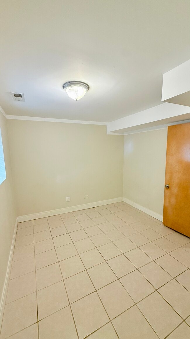 Photo - 5843 W Warwick Ave Unidad G