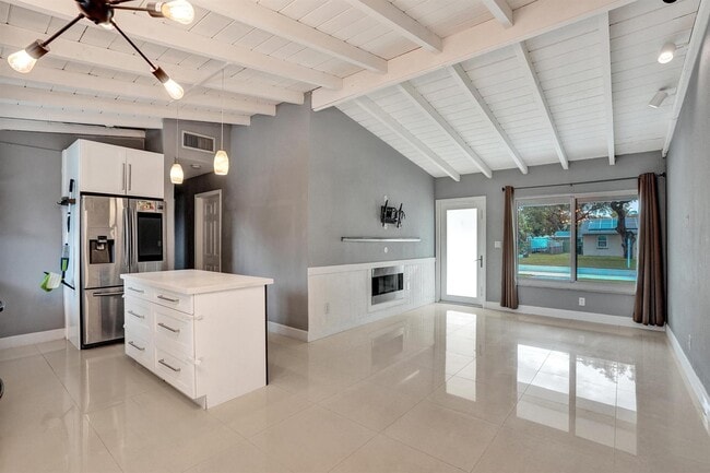 Building Photo - 4670 SW 25th Ave