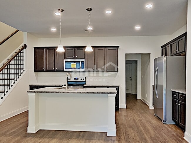 Photo - 154 Lindridge Dr NE