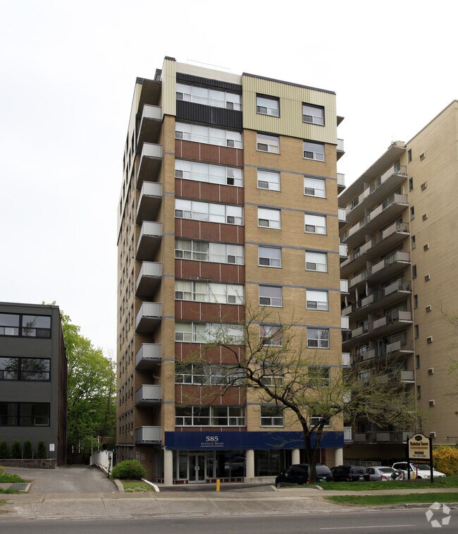 Building Photo - Manhattan Towers