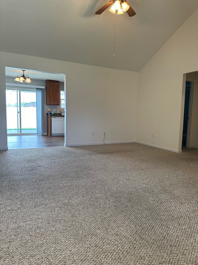 Photo - 105 Cortland Ct