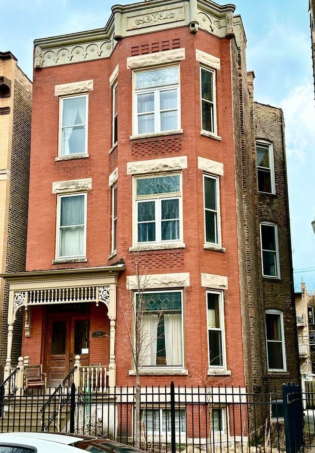 Building Photo - 3641 N Wilton Ave Unit 3