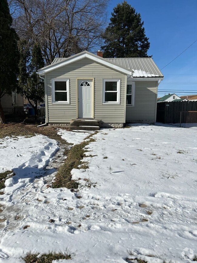 Building Photo - Updated 2-Bedroom, 1-Bathroom Home with Ga...