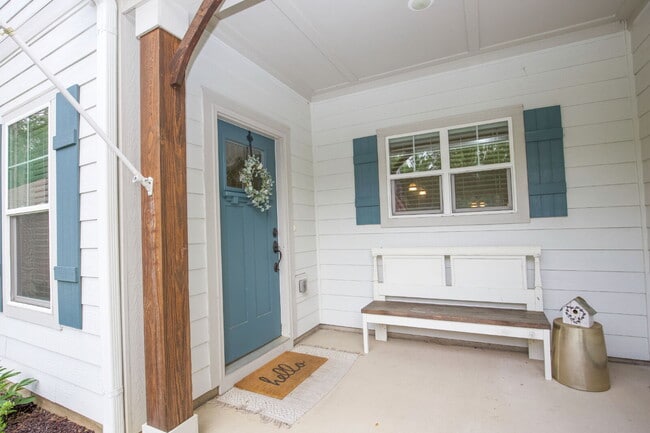 Photo - "Charming 4-Bedroom Retreat with Fireplace and 3 Full Baths in Aberdeen!"