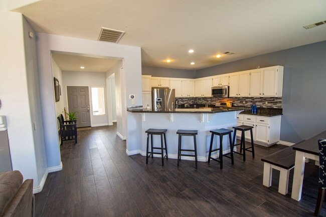 Building Photo - Spacious Moreno Valley Living in a Prime Location