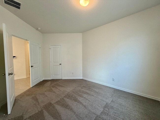 Photo - FOR RENT!