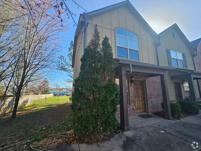 Building Photo - Nice 2 bedroom townhome