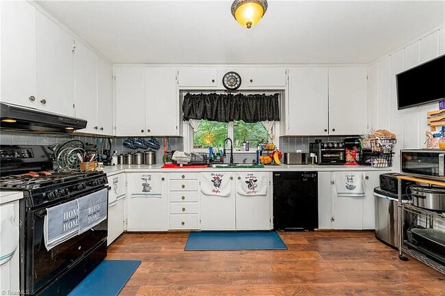 Photo - 2800 Loch Dr