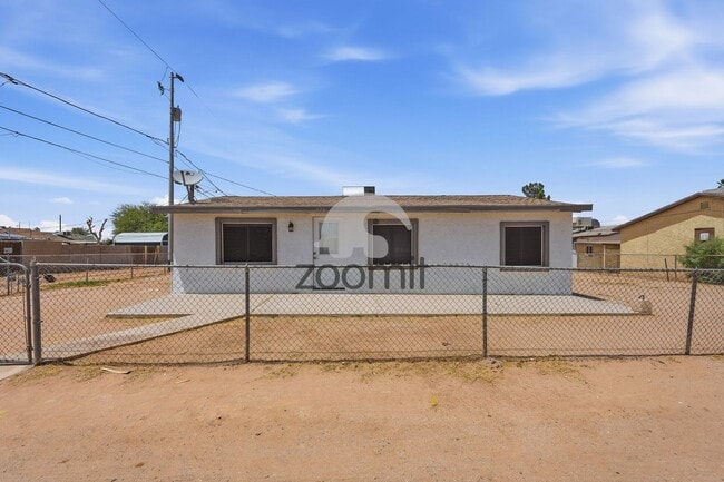 Building Photo - Welcome home to this beautifully updated 3-bedroom, 2-bathroom