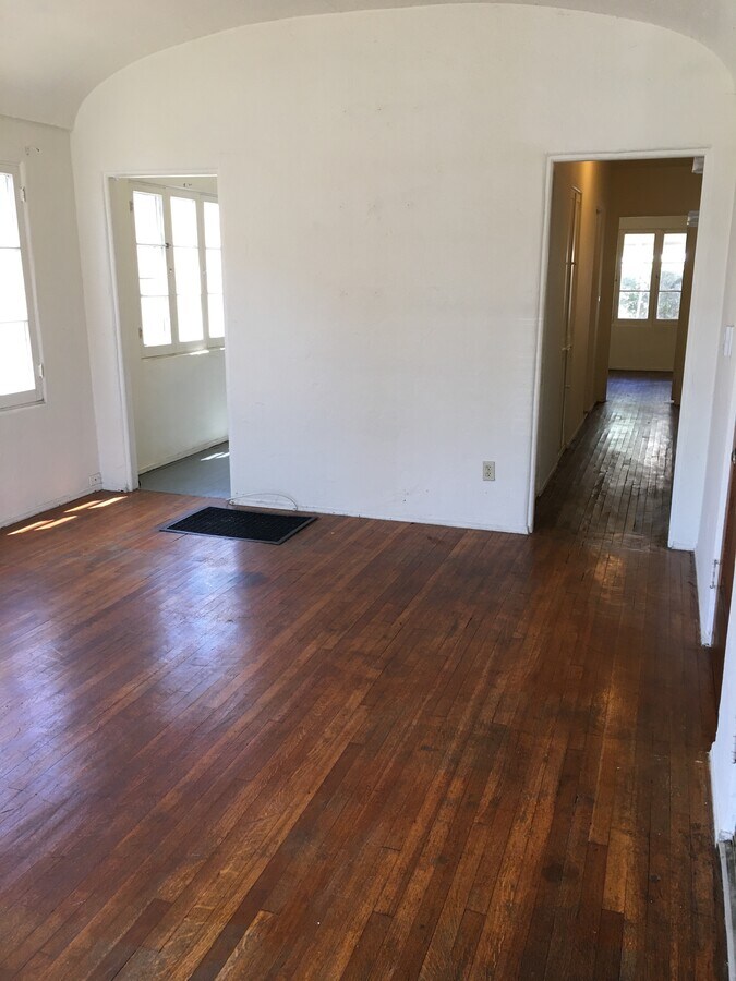 Spacious 1 BR, 1 ba home with hardwood floors. - 1069 Termino Ave