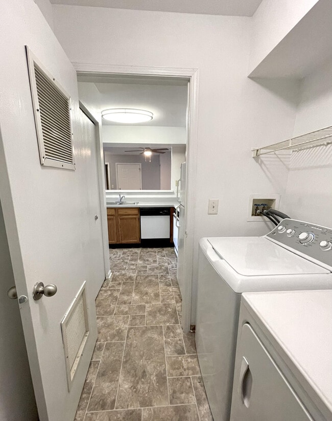 Fox Pointe Apartments For Rent in Aurora, IL