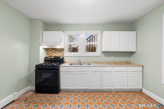 Photo - 48 Lockwood Ave Unidad First Floor