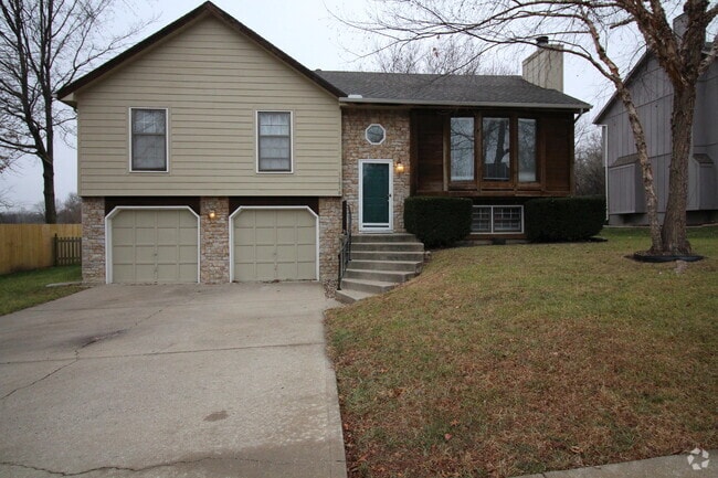 Building Photo - Huge 3 Bed 2.5 Bath home Overland Park