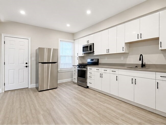 Building Photo - 124 Trenton St Unit 2