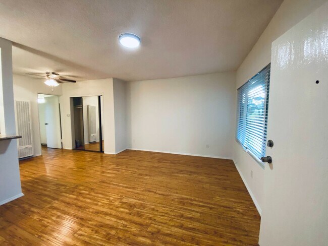 Photo - 14220 Burbank Blvd