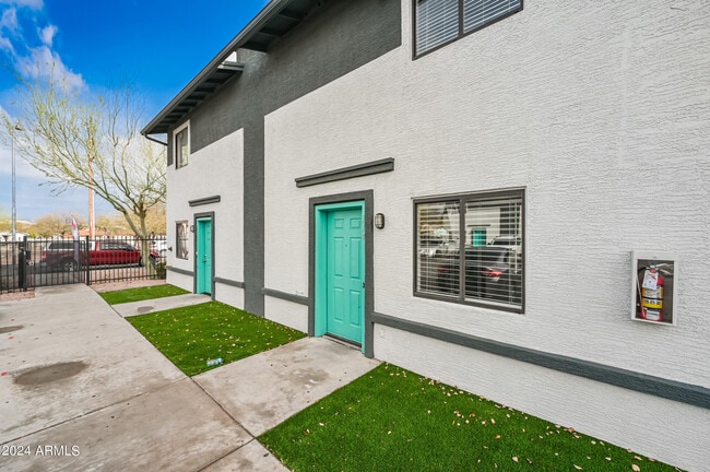 Building Photo - 5010 N 22nd Ave Unit 114 Rental