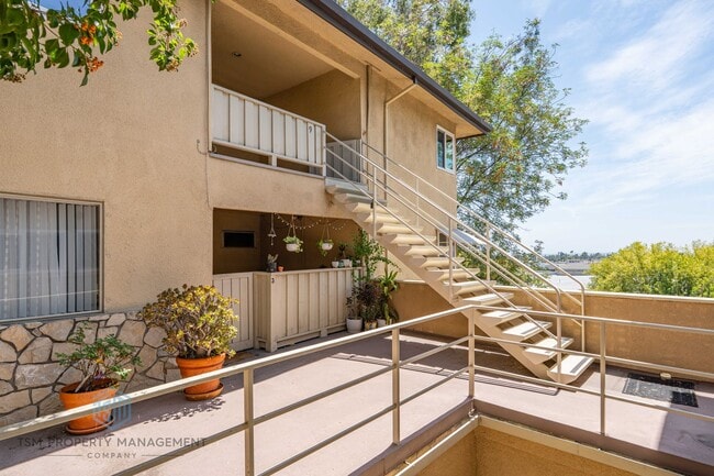 Building Photo - 2 Bedroom 2 Bath Condo in Pasadena! Unit 9