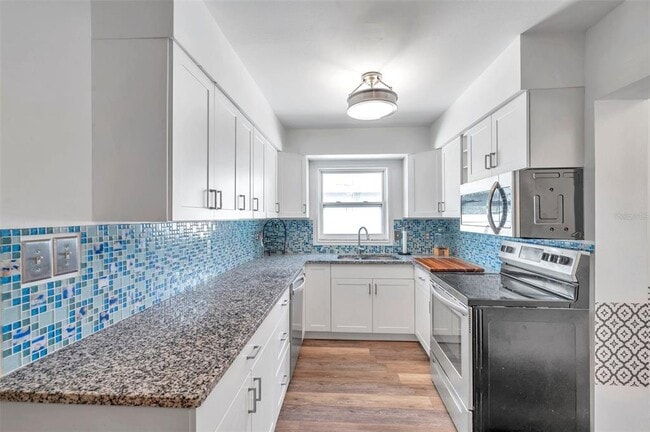 Photo - 5900 Cypress St N