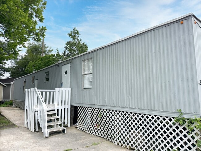 Building Photo - 32 Woodlawn Dr
