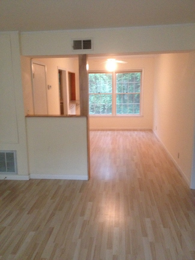 Photo - 2527 Hydraulic Rd