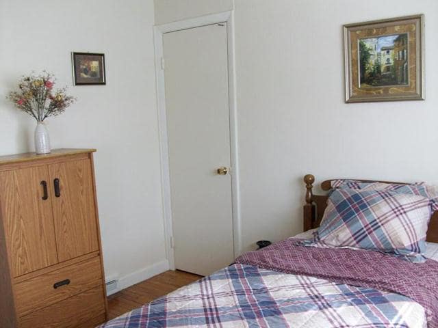 Bedroom - Evergreen Town House Apartments