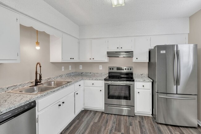 Building Photo - AVAILABLE July 23rd. 2 BD 1 1/2 BATH. CLOS... Rental