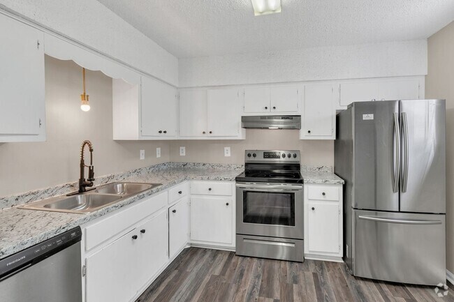 Building Photo - AVAILABLE NOW. 2 BD 1 1/2 BATH. CLOSE TO E... Rental