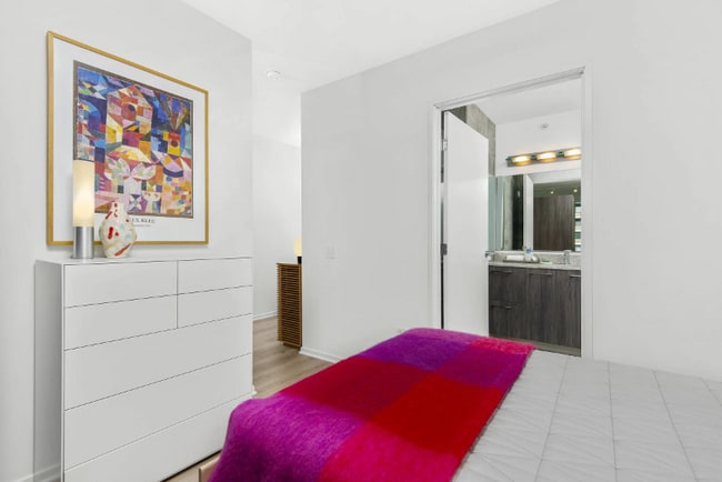 Photo - 235 E Illinois St