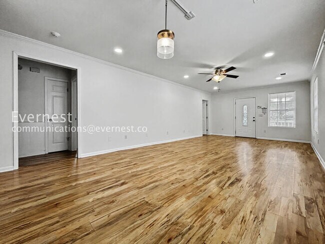 Photo - 1065 Fair St SW