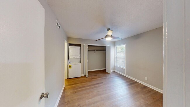 Photo - Spacious 1Bedroom/ 1Bathroom in Riverside – Washer/Dryer & Water INCLUDED! ** First Floor ** Unit 2887-1