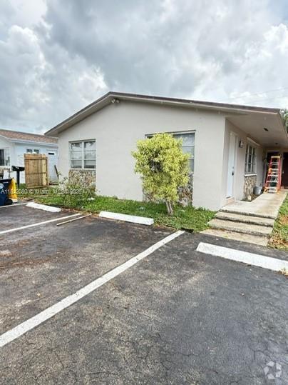 Building Photo - 3931 SW 51st St Unit 1 Rental