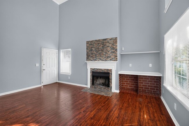 Photo - 1024 Wiltshire Way NW