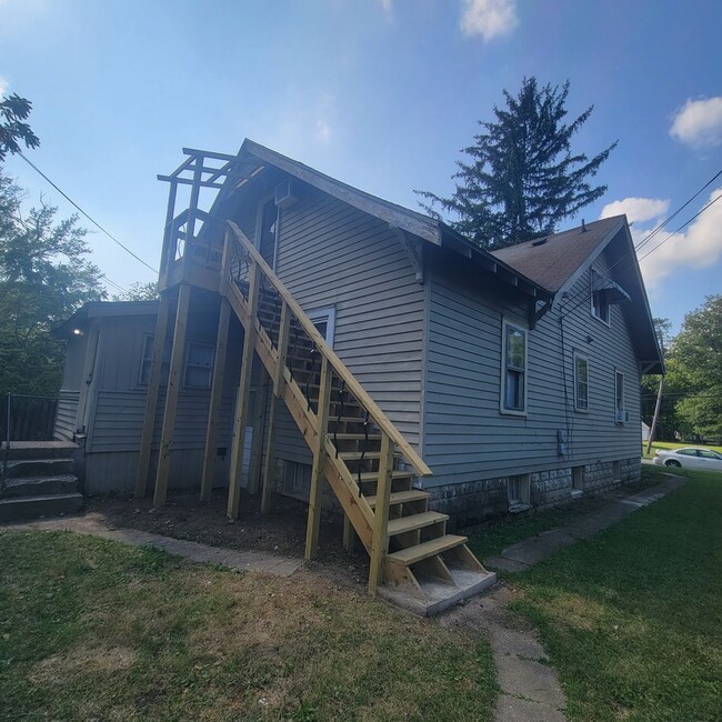 Building Photo - 915 High St Unit 915 1/2