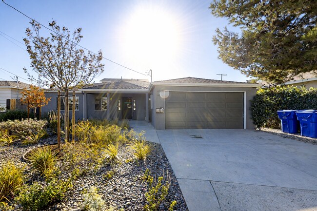 Building Photo - Remodeled! LARGE Living Room!