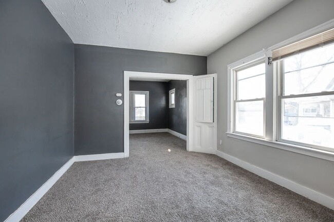 Photo - 12617 Edmonton Ave Unit 1