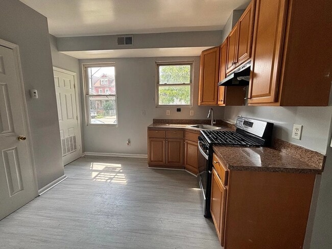 Building Photo - 366 11th Ave Unit 1R